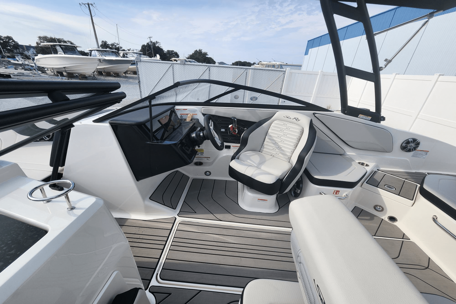 2025 Sea Ray SPX 210 Outboard Image Thumbnail #16