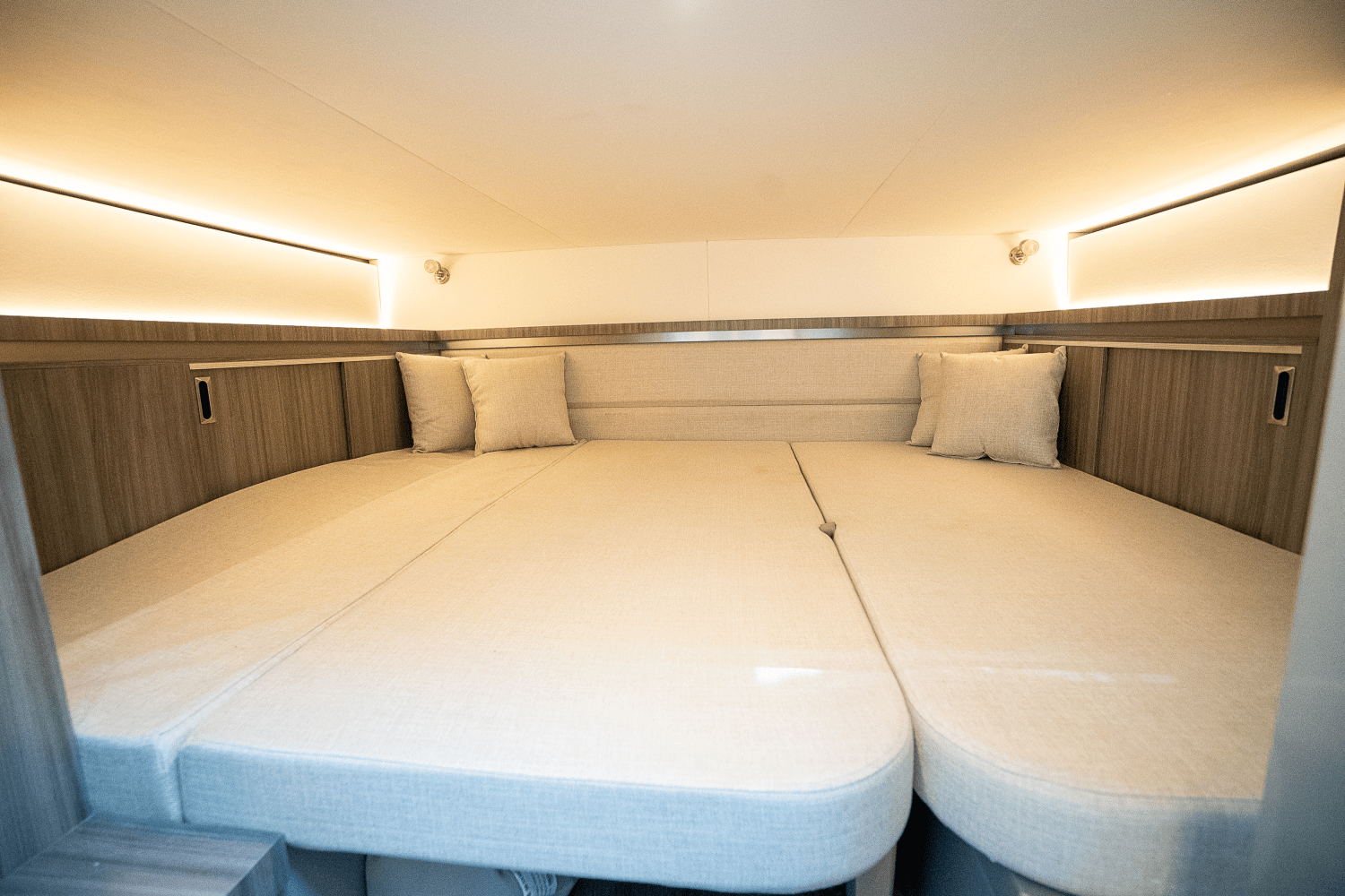 2026 Sea Ray Sundancer 320 Outboard Image Thumbnail #20