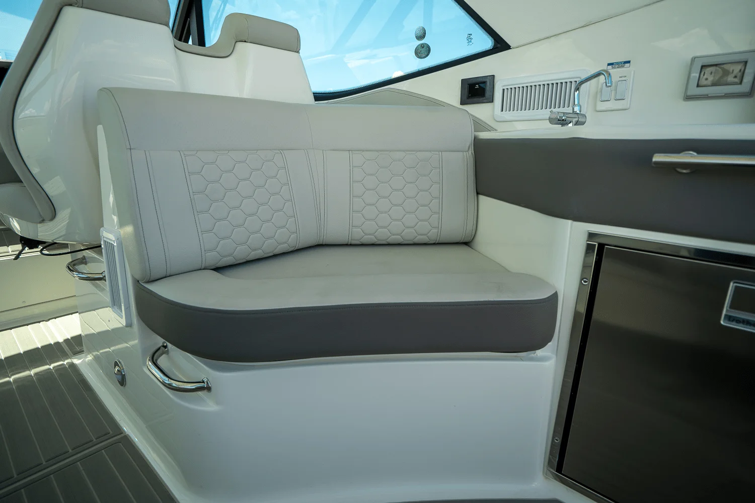 2026 Sea Ray Sundancer 320 Outboard Image Thumbnail #10