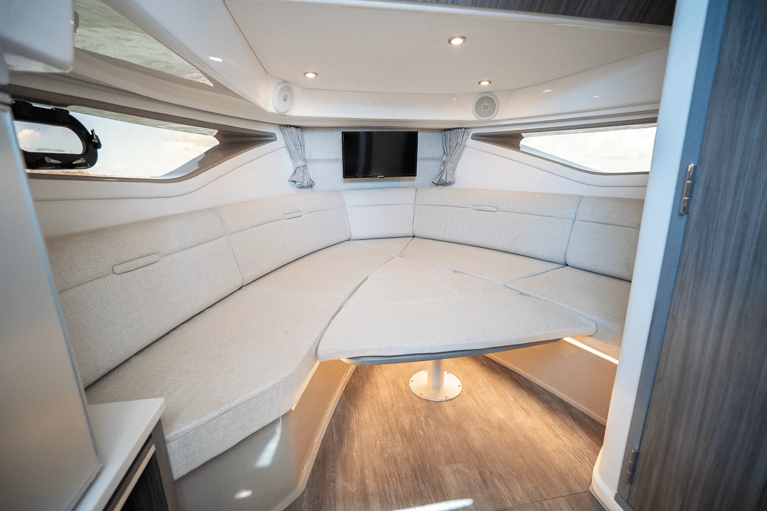 2026 Sea Ray Sundancer 320 Outboard Image Thumbnail #19