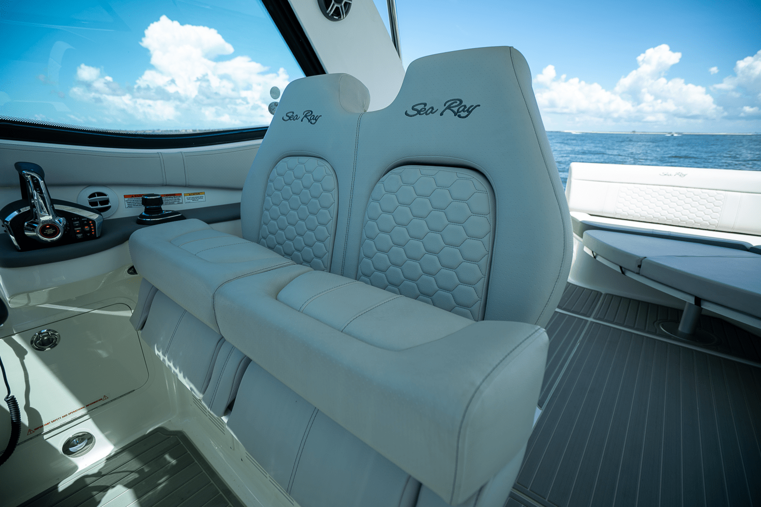 2026 Sea Ray Sundancer 320 Outboard Image Thumbnail #17