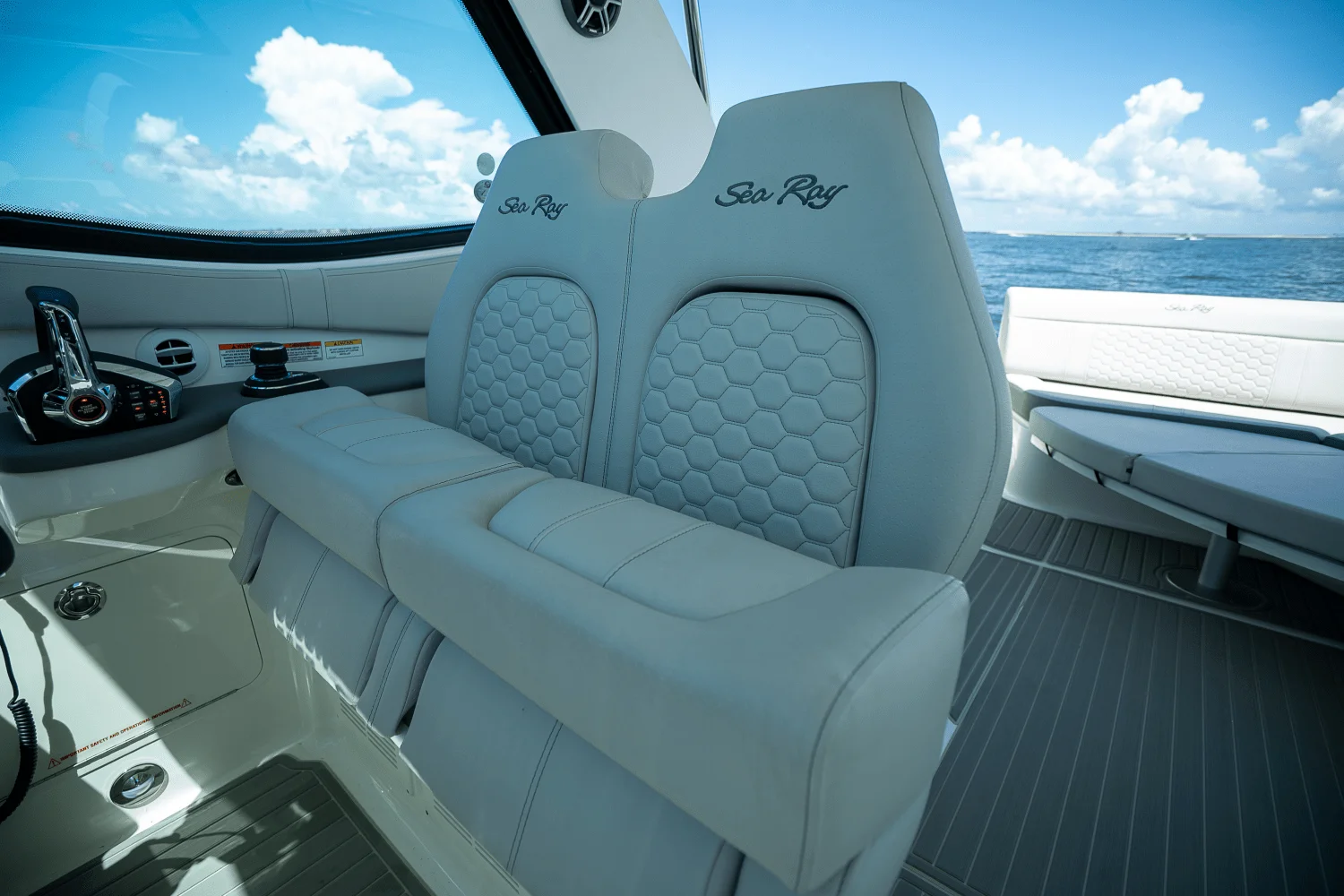 2026 Sea Ray Sundancer 320 Outboard Image Thumbnail #17