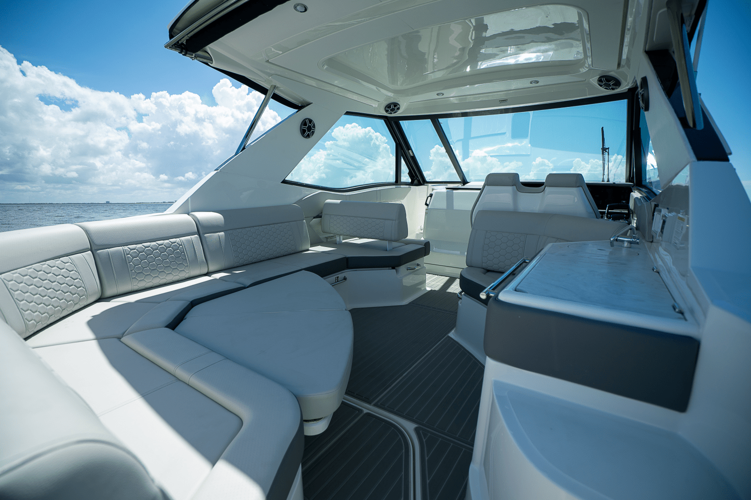 2026 Sea Ray Sundancer 320 Outboard Image Thumbnail #6