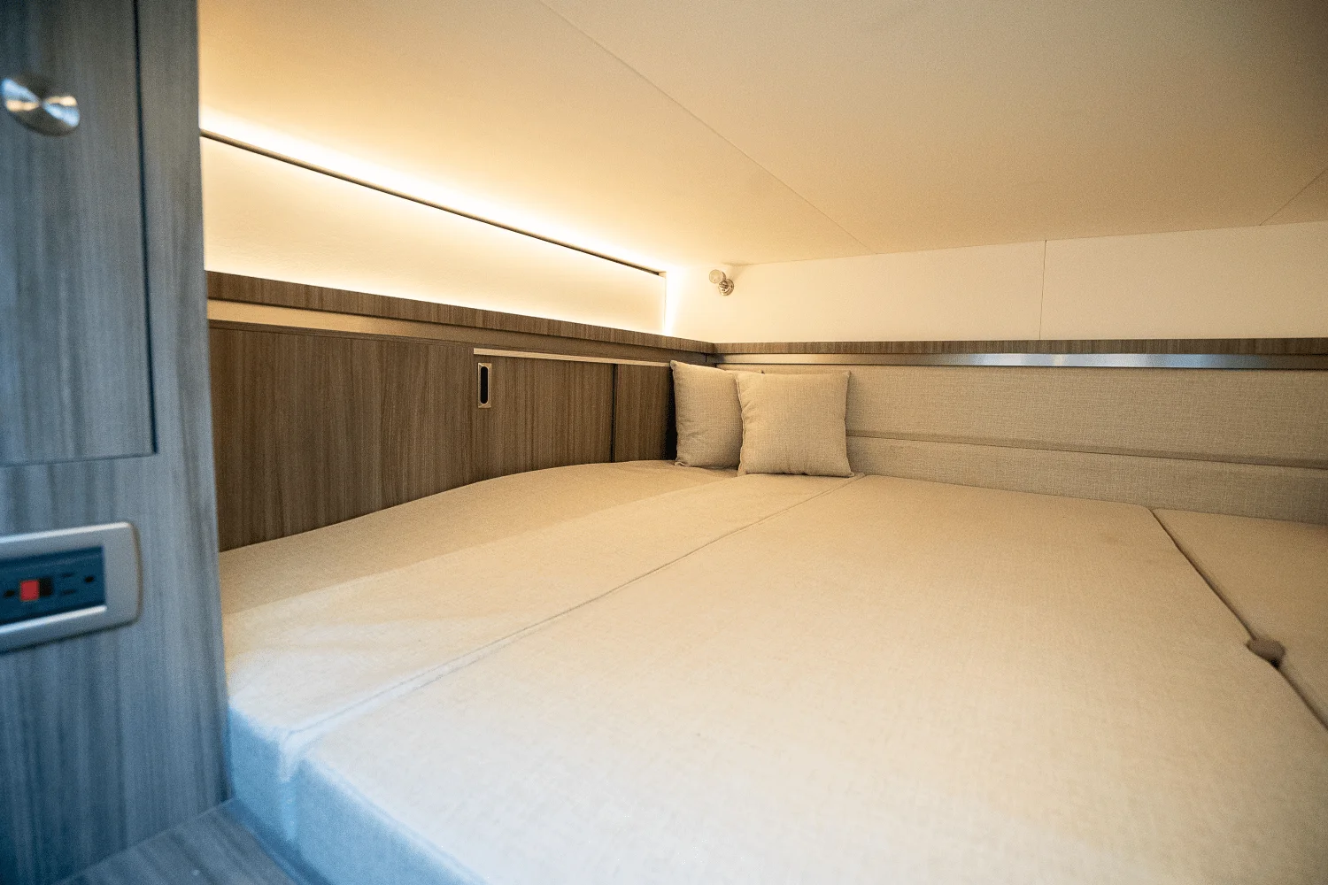 2026 Sea Ray Sundancer 320 Outboard Image Thumbnail #21