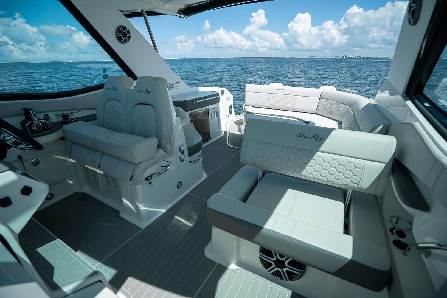 2026 Sea Ray Sundancer 320 Outboard Image Thumbnail #18