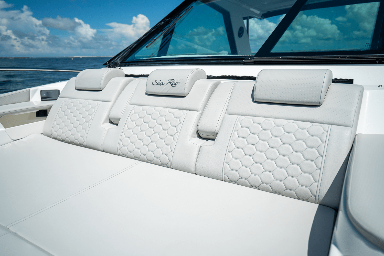 2026 Sea Ray Sundancer 320 Outboard Image Thumbnail #32