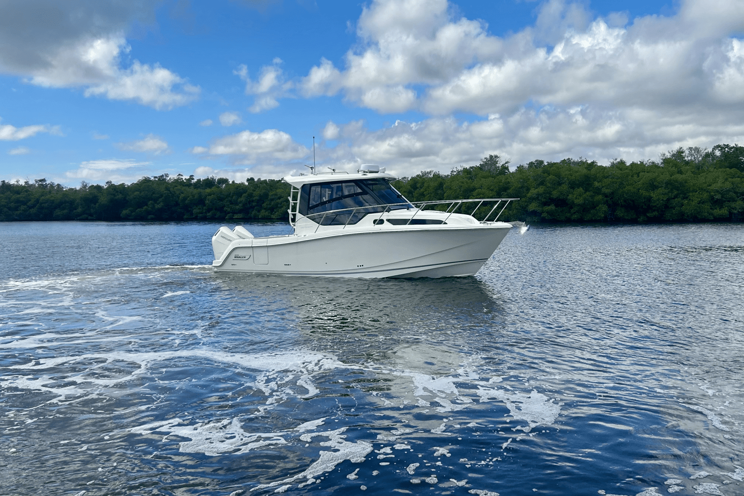 2023 Boston Whaler 325 CONQUEST