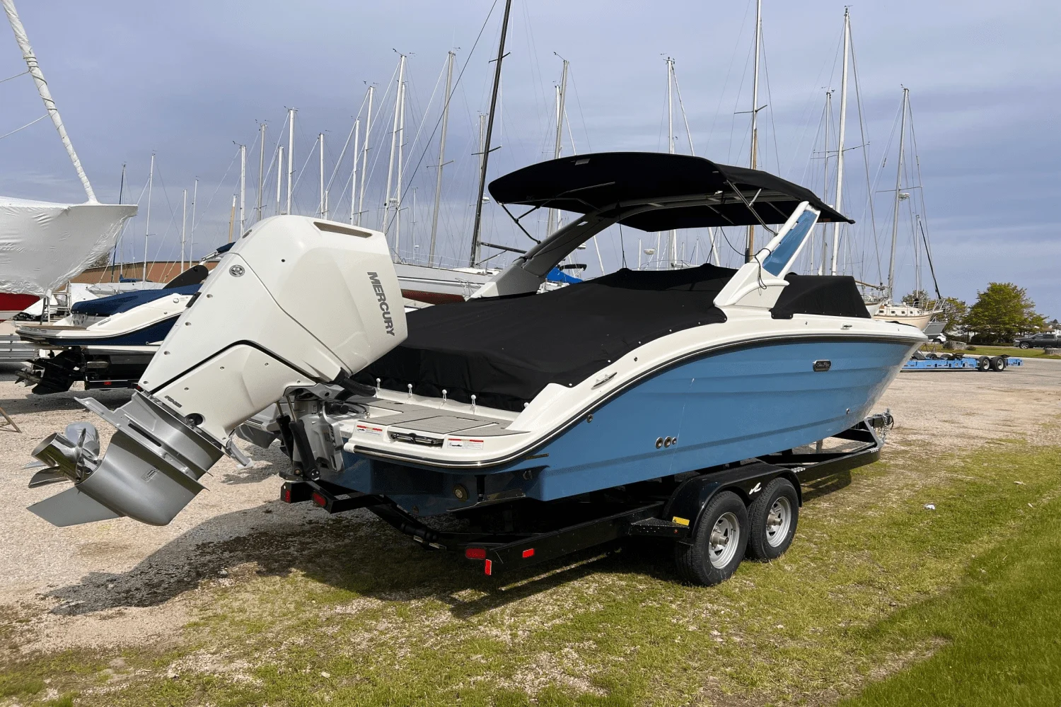 2025 Sea Ray SDX 270 Outboard Image Thumbnail #3