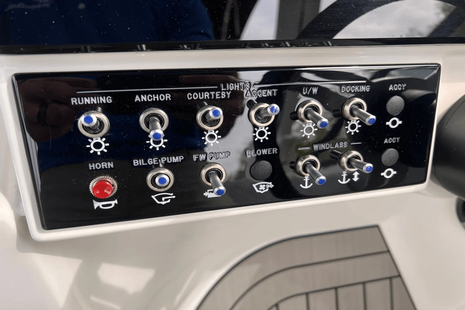 2025 Sea Ray SDX 270 Outboard Image Thumbnail #21