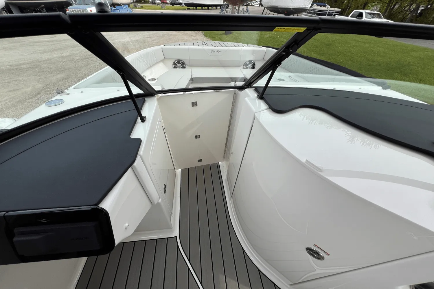 2025 Sea Ray SDX 270 Outboard Image Thumbnail #17