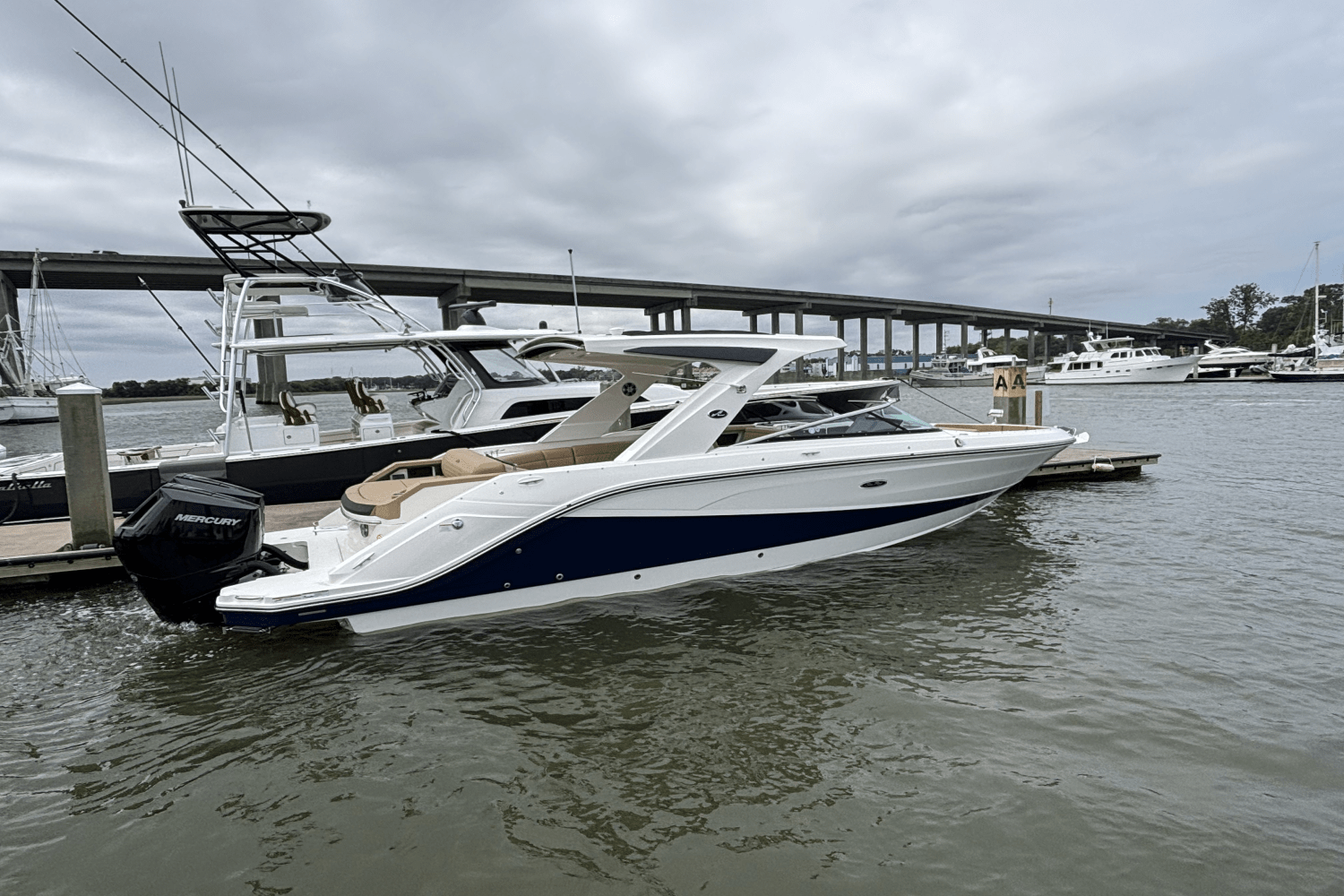 2025 Sea Ray SLX 310 Outboard Image Thumbnail #2