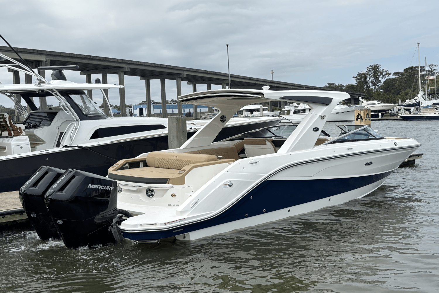 2025 Sea Ray SLX 310 Outboard Image Thumbnail #3