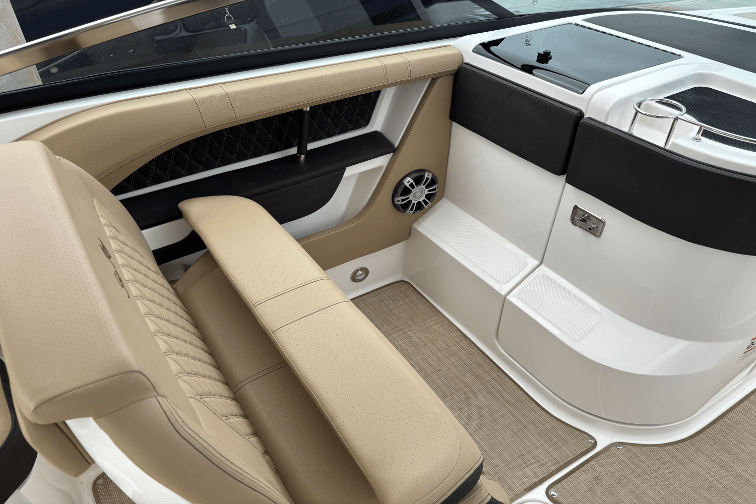 2025 Sea Ray SLX 310 Outboard Image Thumbnail #22