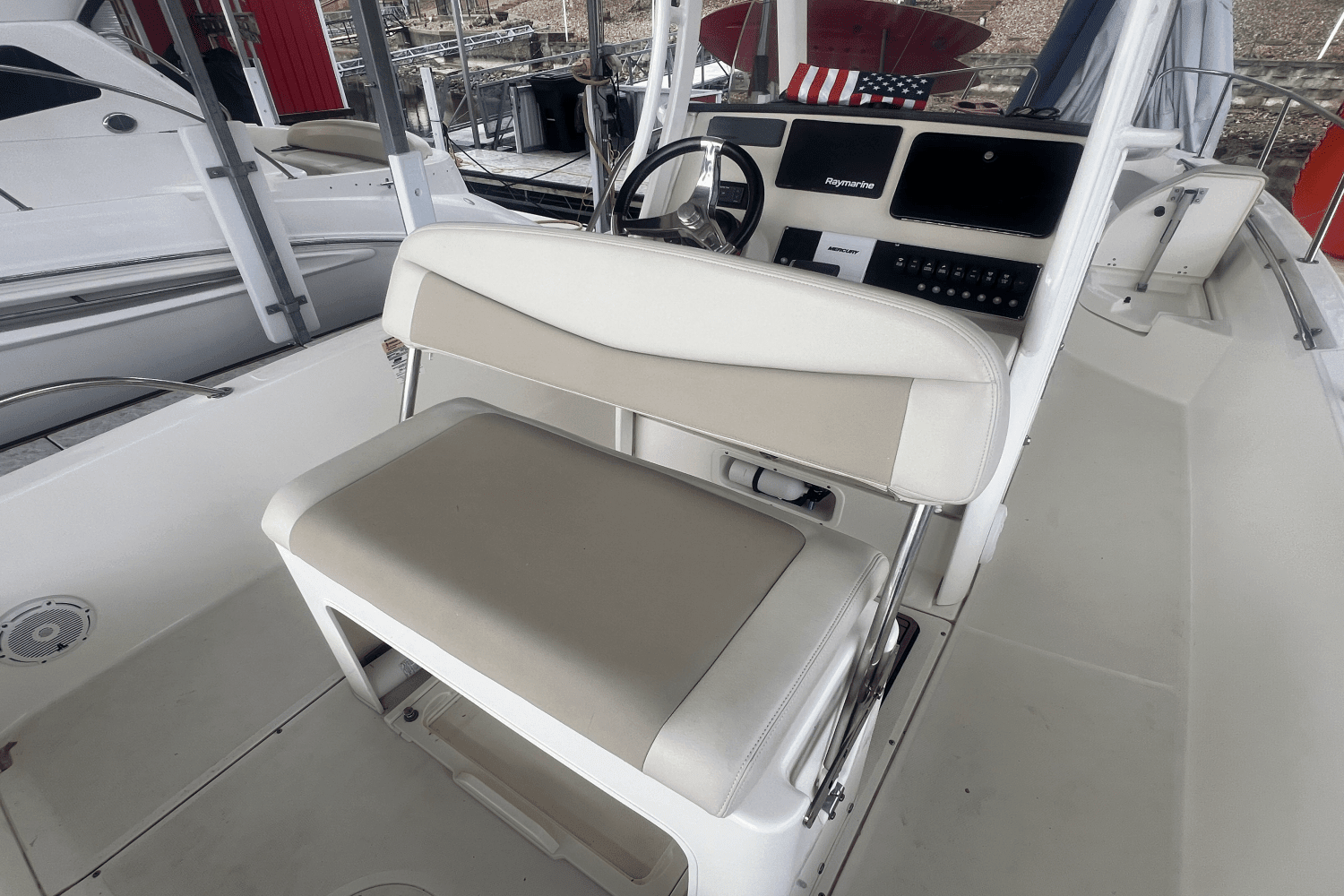 2021 Boston Whaler 24 DAUNTLESS Image Thumbnail #6