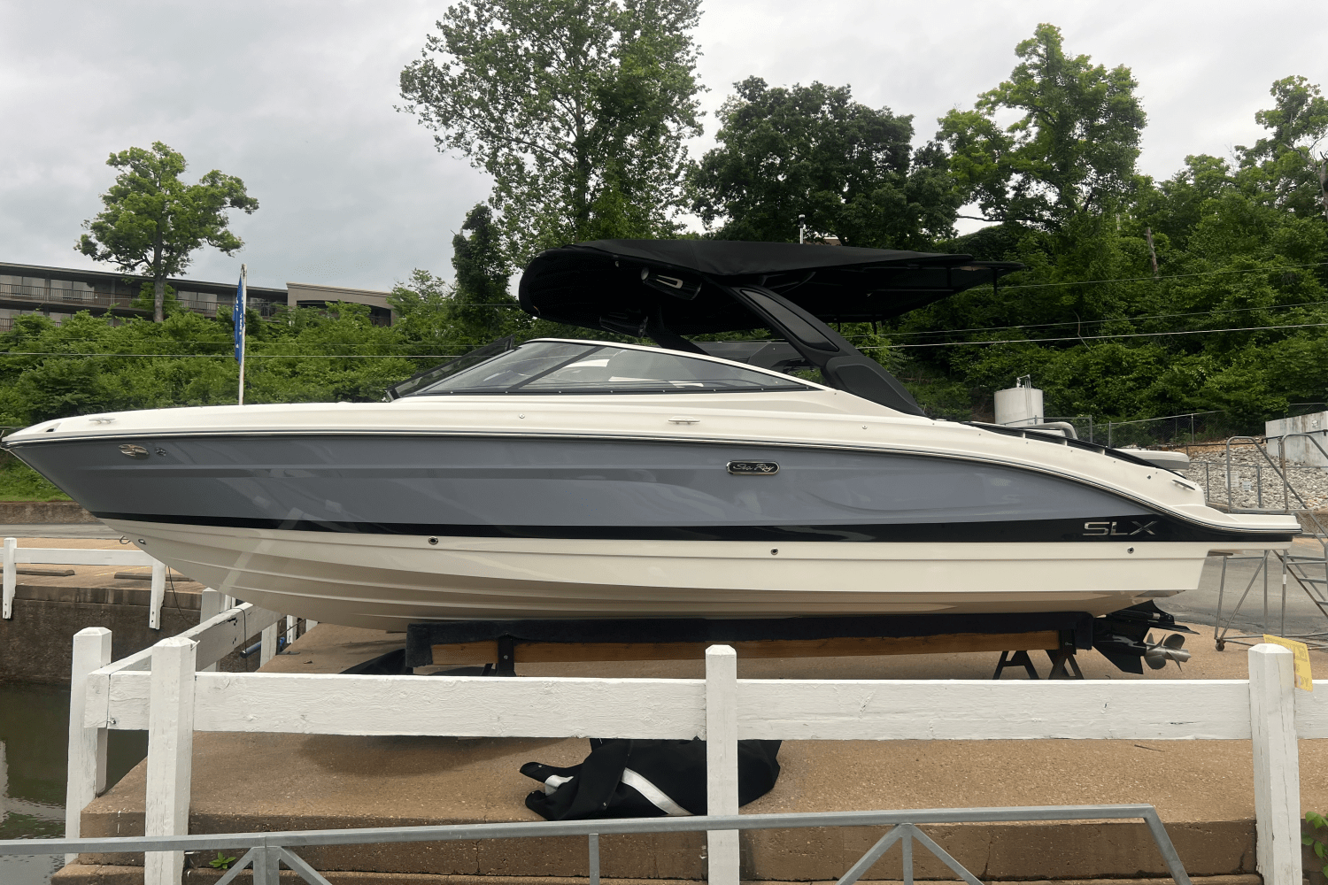 2025 Sea Ray SLX 280 Image Thumbnail #2