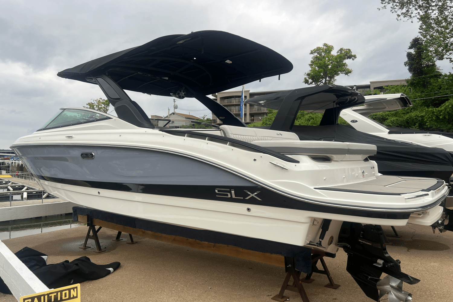 2025 Sea Ray SLX 280 Image Thumbnail #3