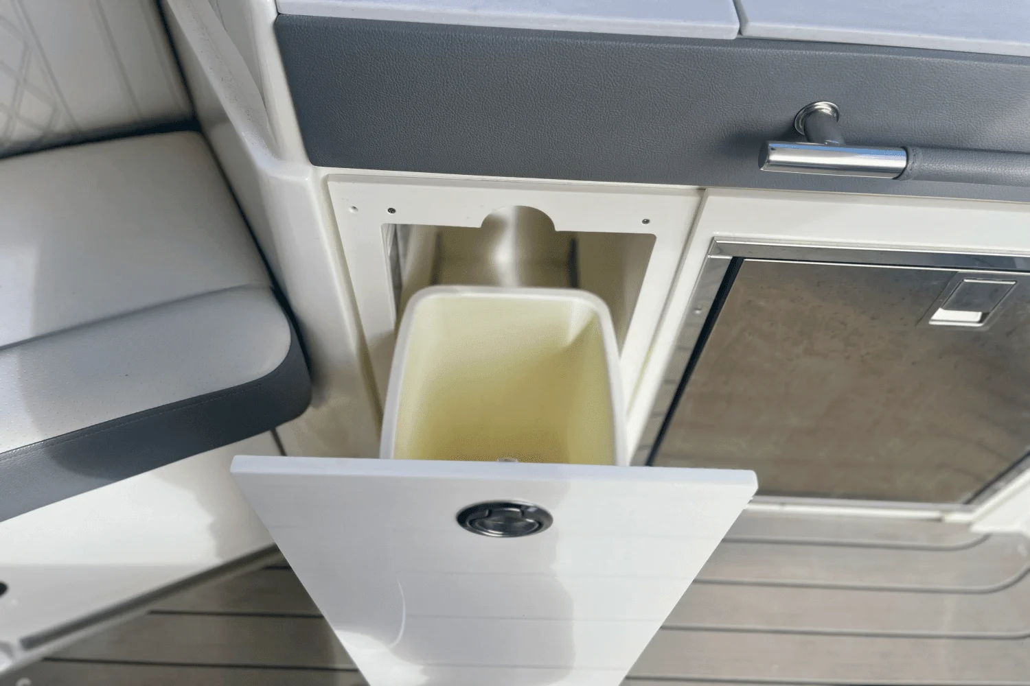 2022 Sea Ray 350 SLX Image Thumbnail #17