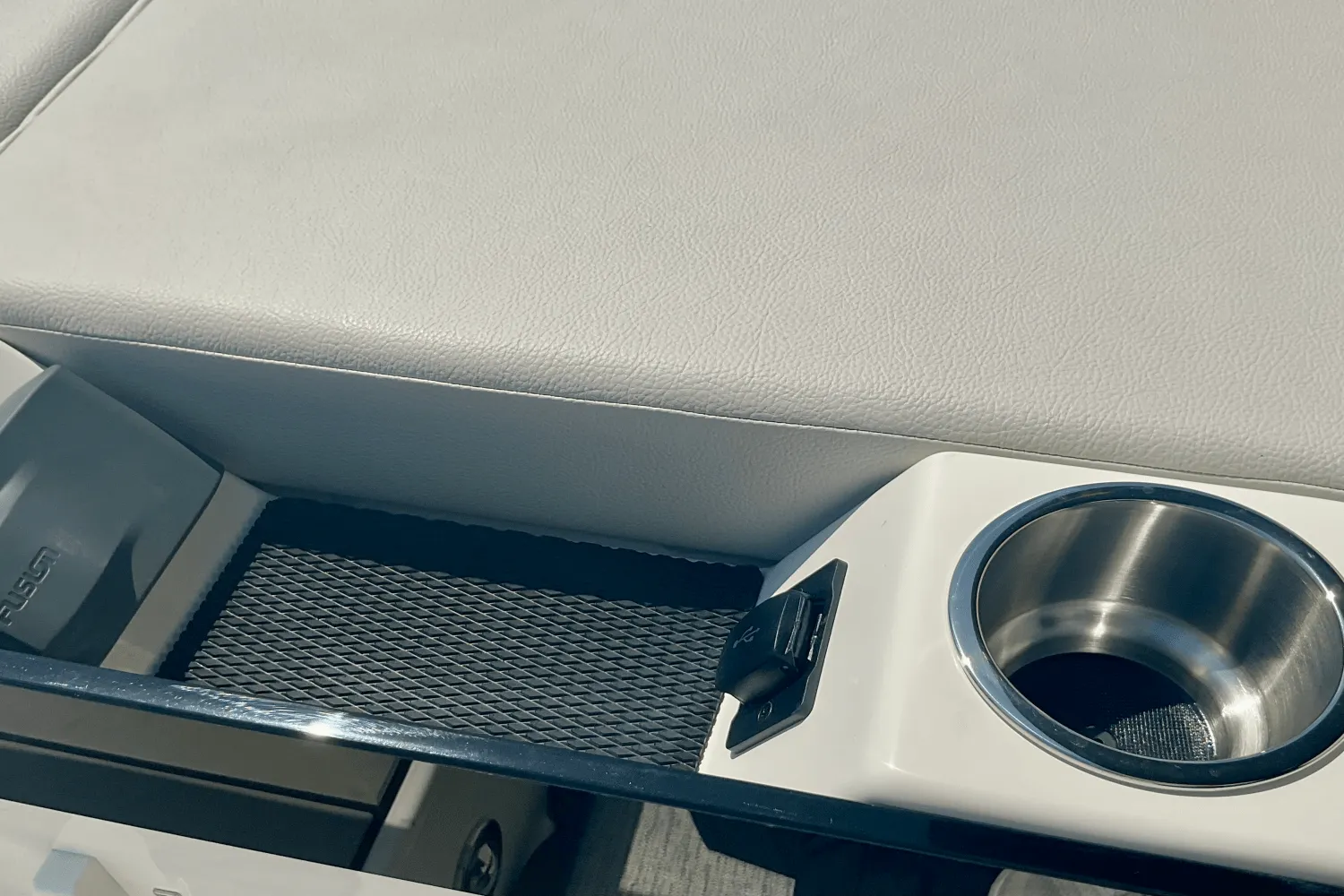 2025 Sea Ray SLX 260 Outboard Image Thumbnail #16