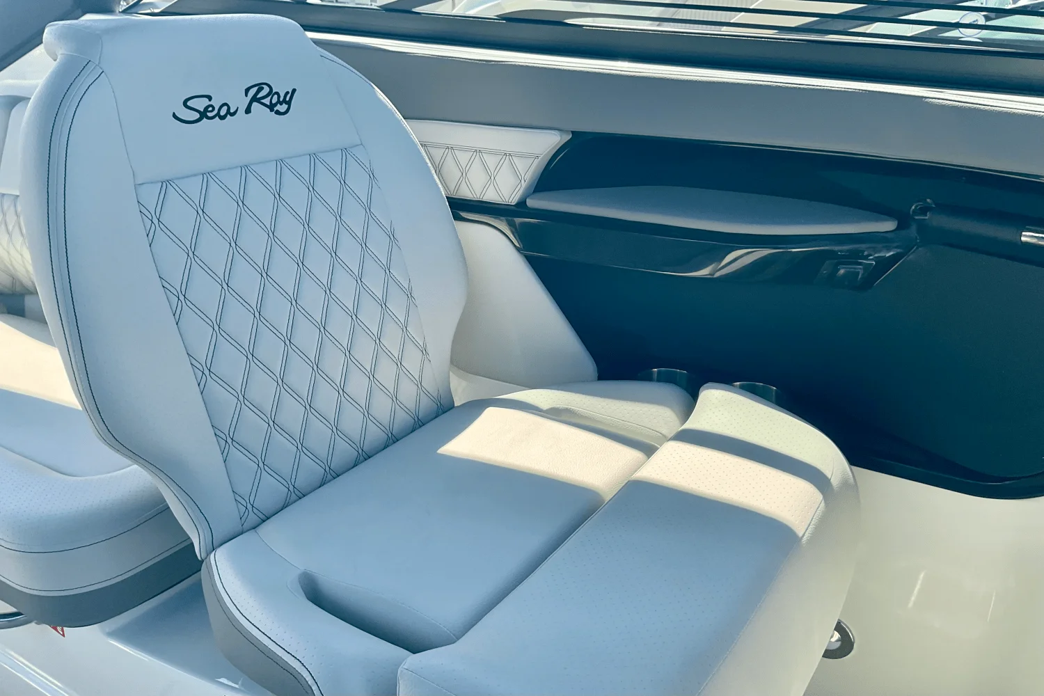 2025 Sea Ray SLX 260 Outboard Image Thumbnail #24