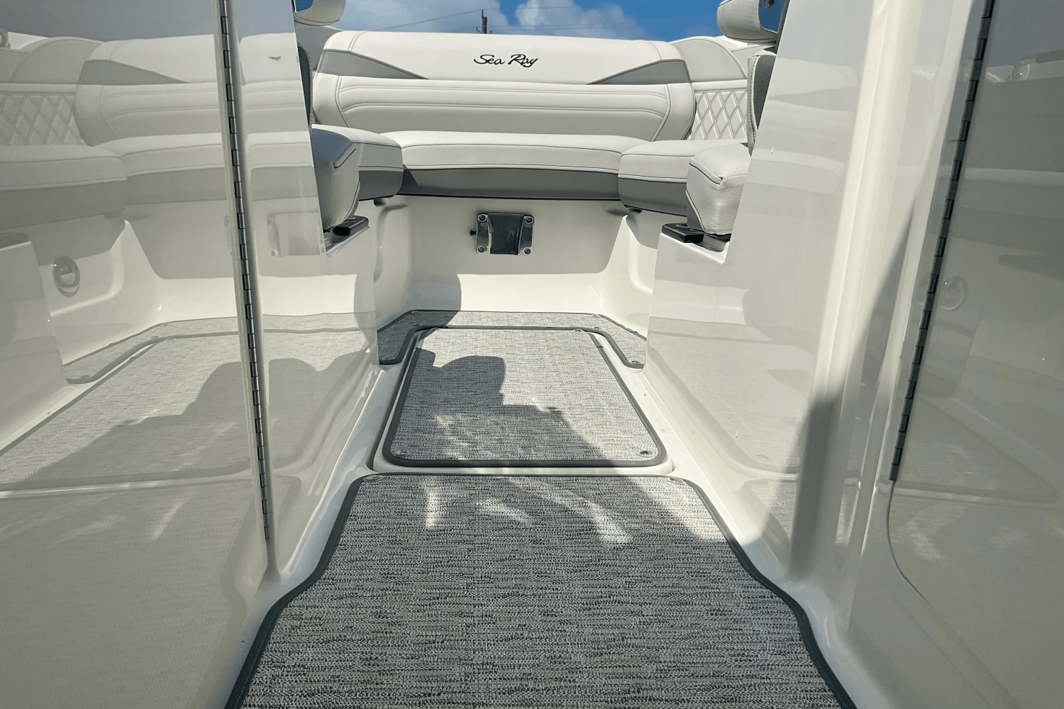 2025 Sea Ray SLX 260 Outboard Image Thumbnail #36