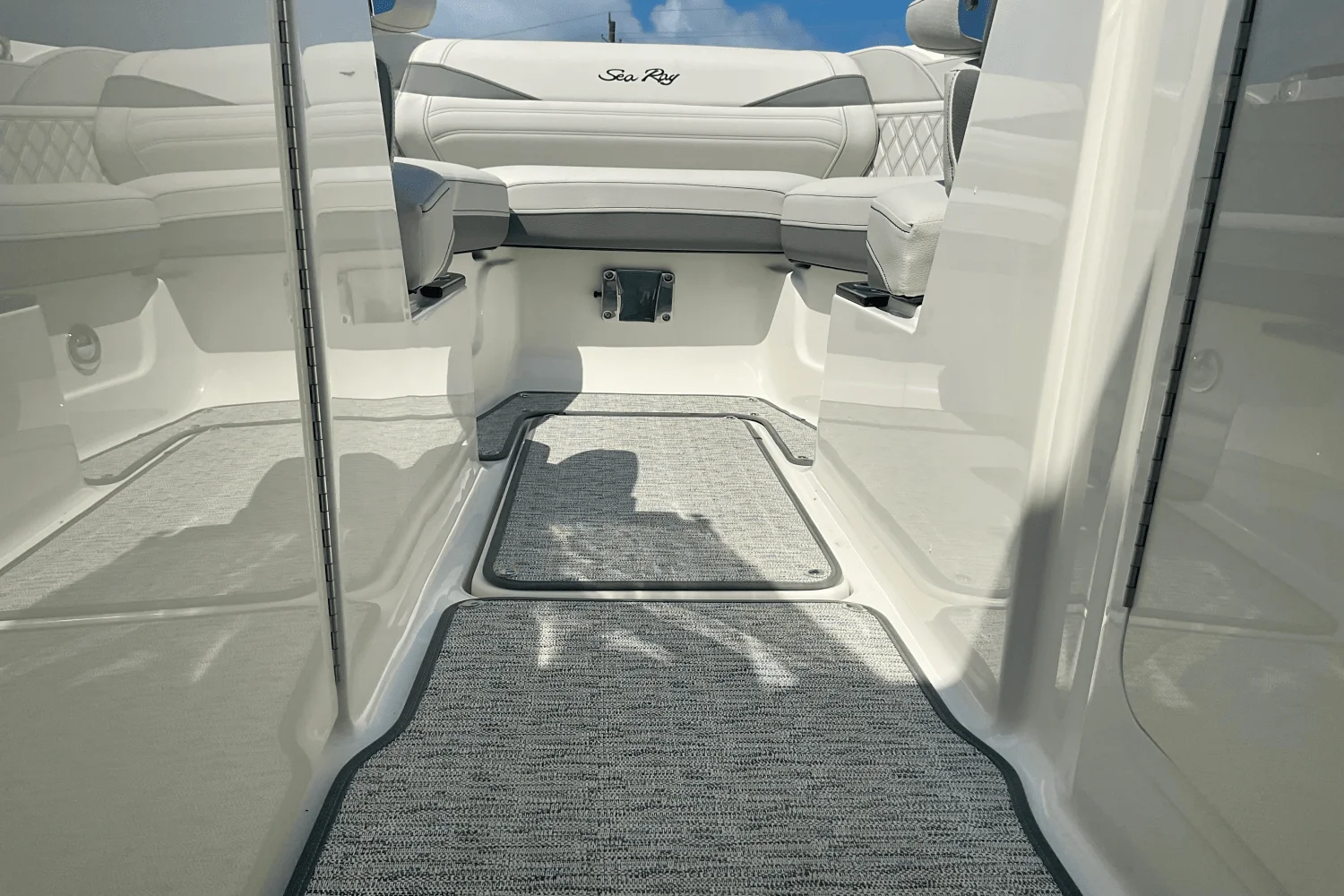 2025 Sea Ray SLX 260 Outboard Image Thumbnail #36