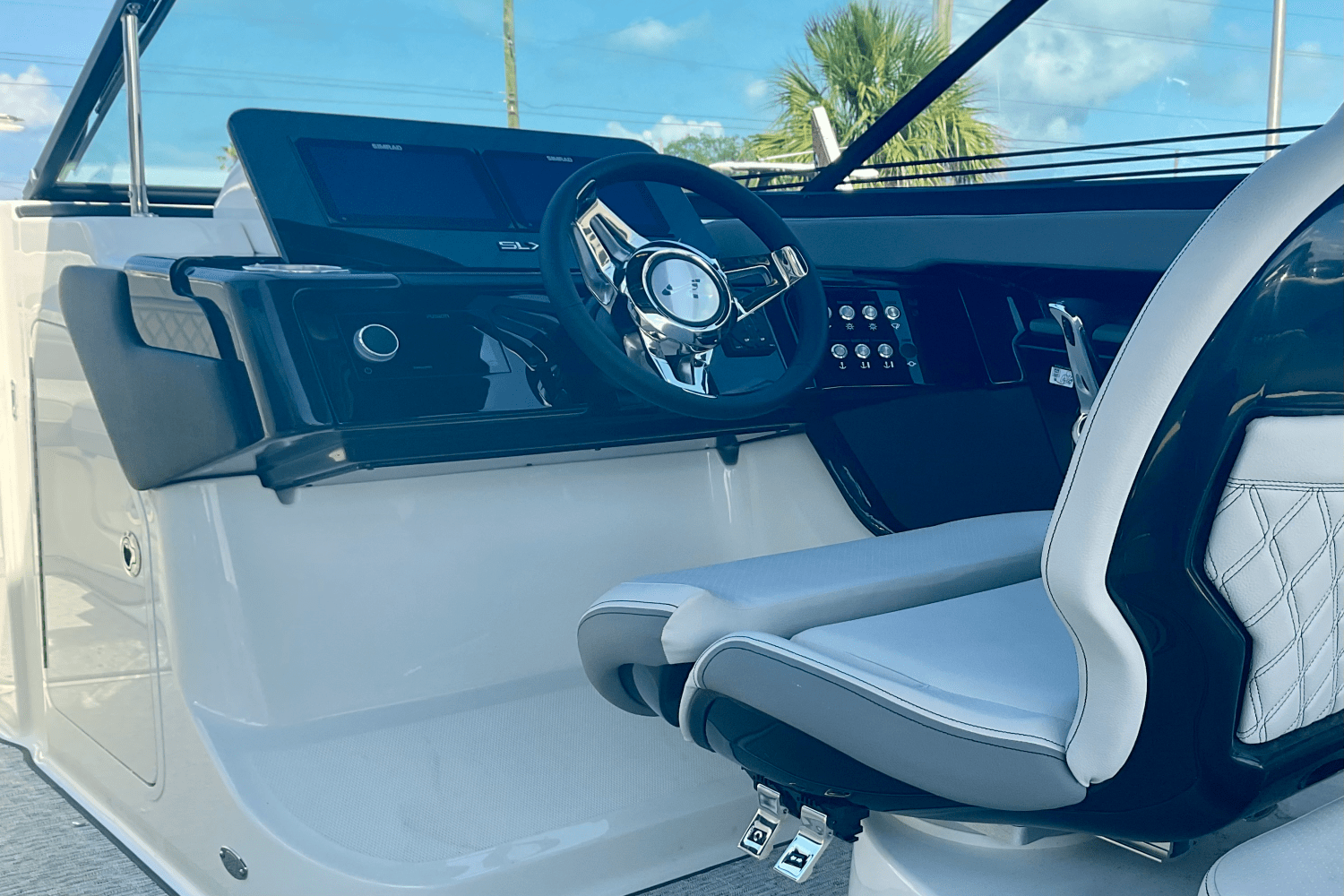 2025 Sea Ray SLX 260 Outboard Image Thumbnail #17