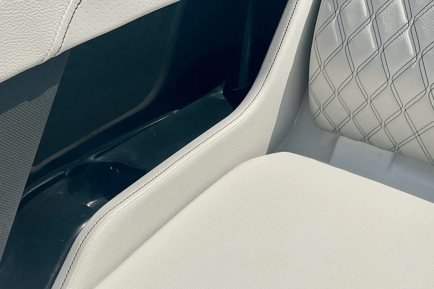 2025 Sea Ray SLX 260 Outboard Image Thumbnail #33