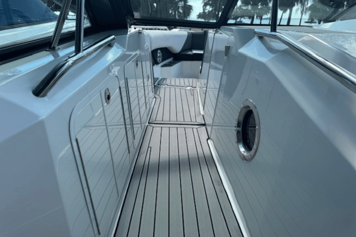 2019 Cruisers Yachts 338 GLS OB Image Thumbnail #22