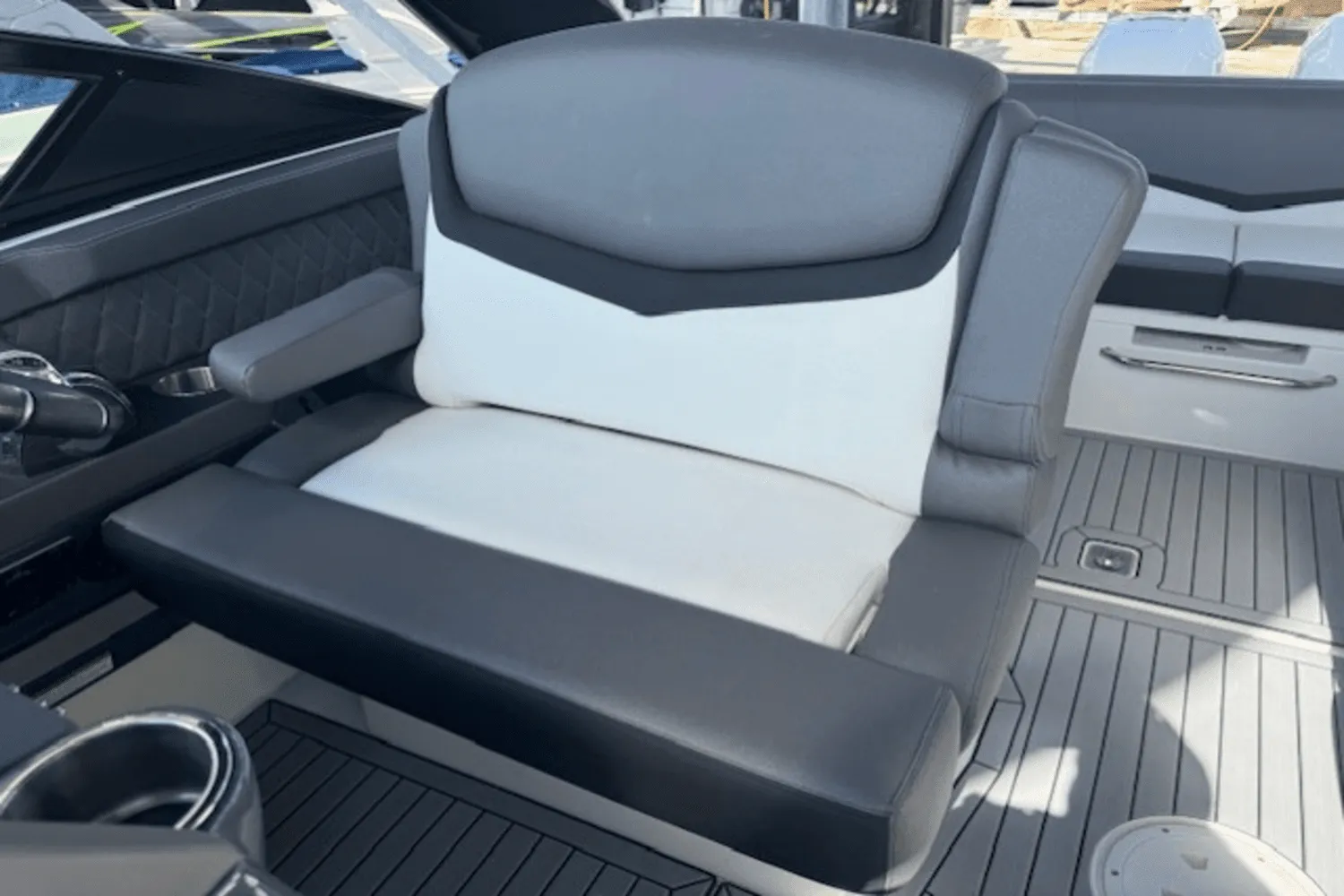 2019 Cruisers Yachts 338 GLS OB Image Thumbnail #29