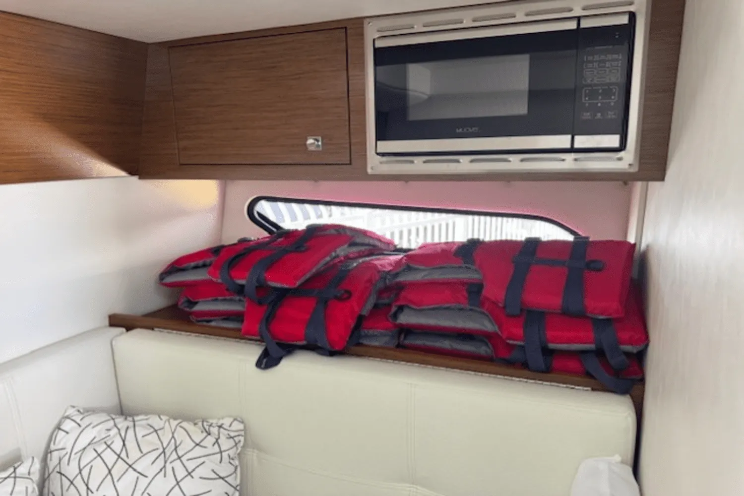 2019 Cruisers Yachts 338 GLS OB Image Thumbnail #41