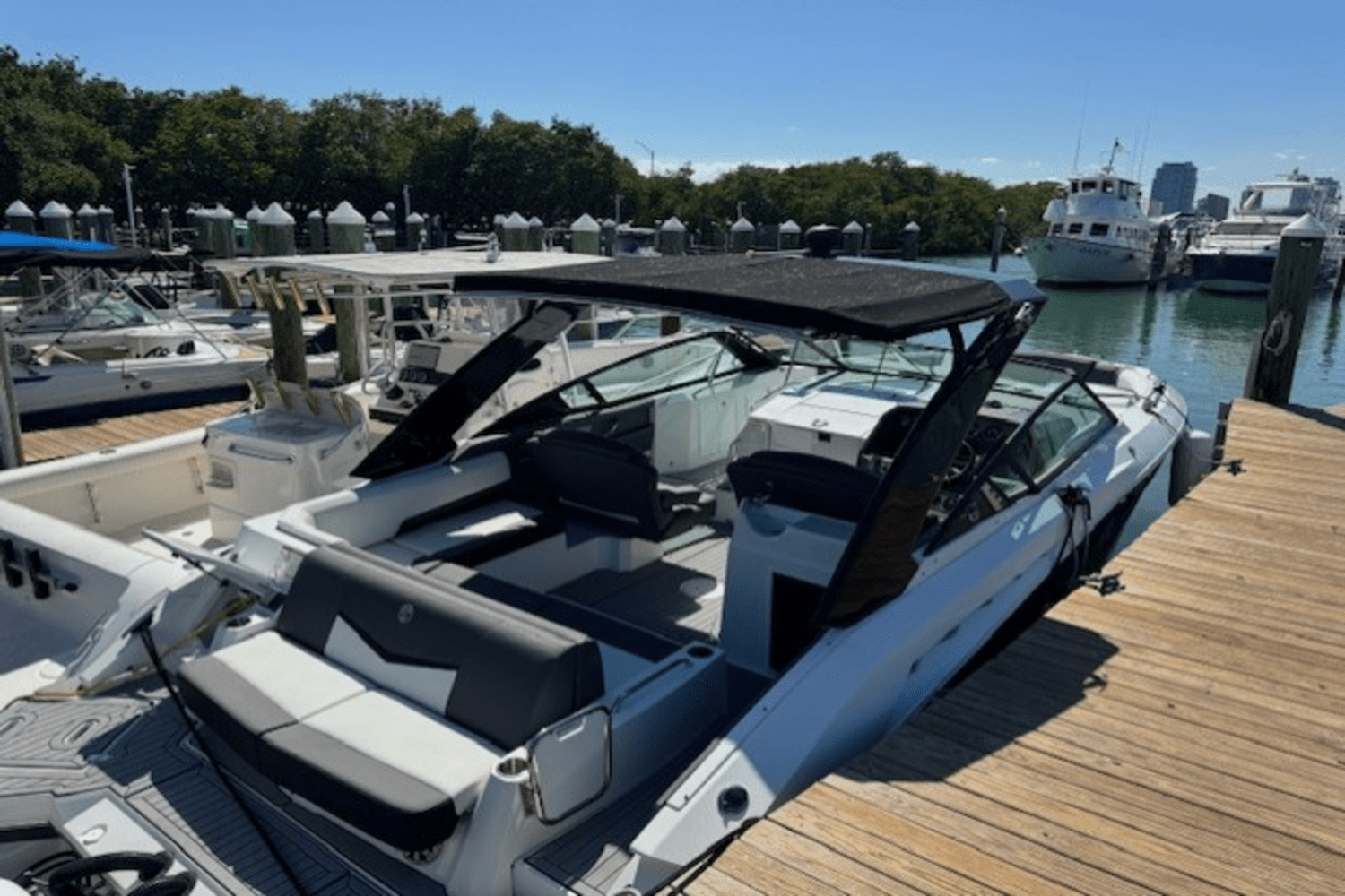 2019 Cruisers Yachts 338 GLS OB Image Thumbnail #10