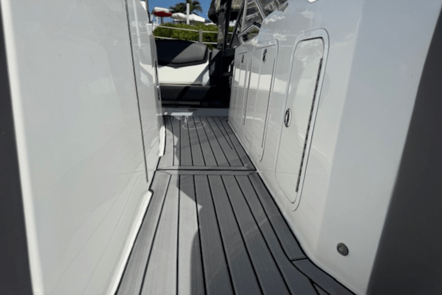 2019 Cruisers Yachts 338 GLS OB Image Thumbnail #7