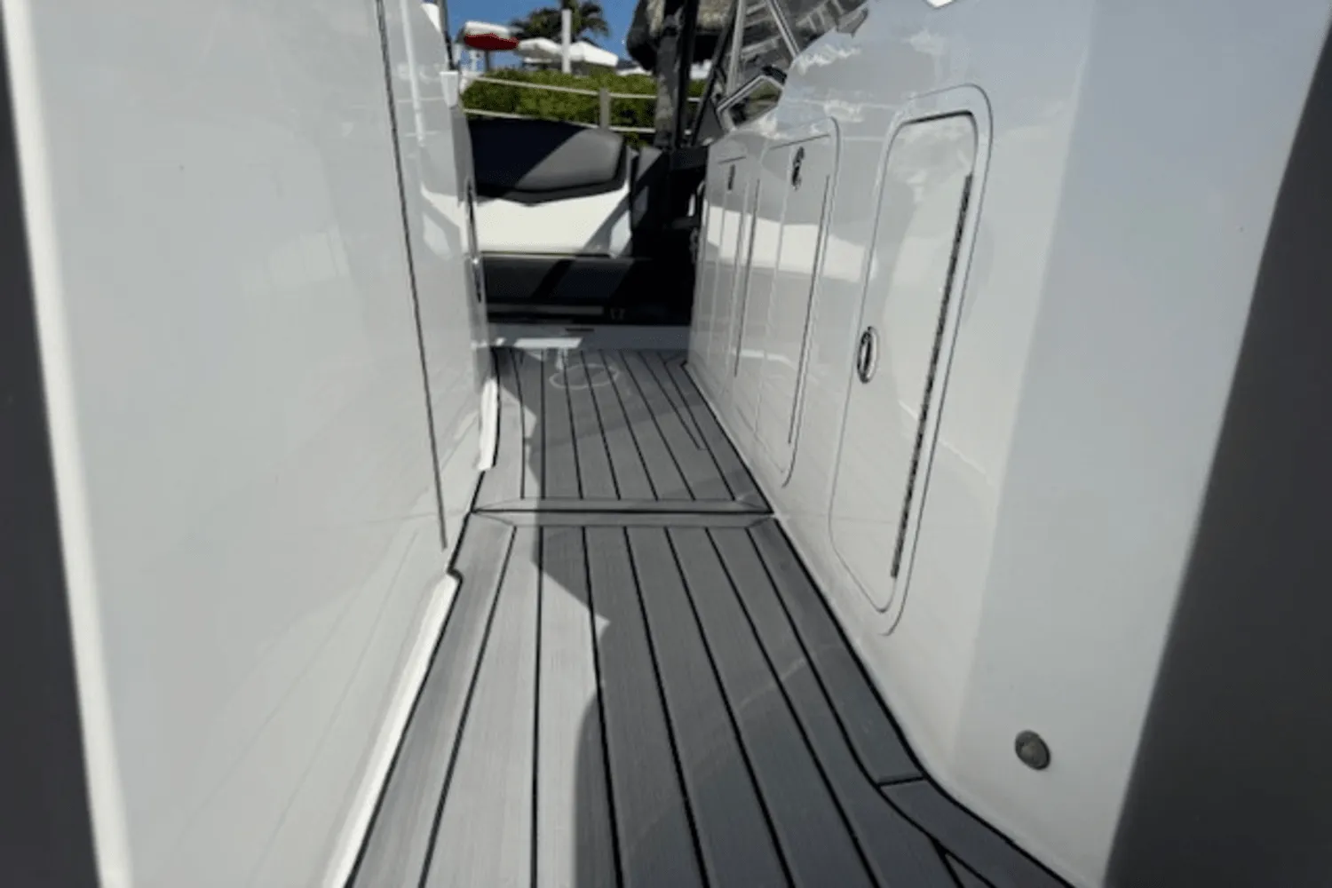 2019 Cruisers Yachts 338 GLS OB Image Thumbnail #7