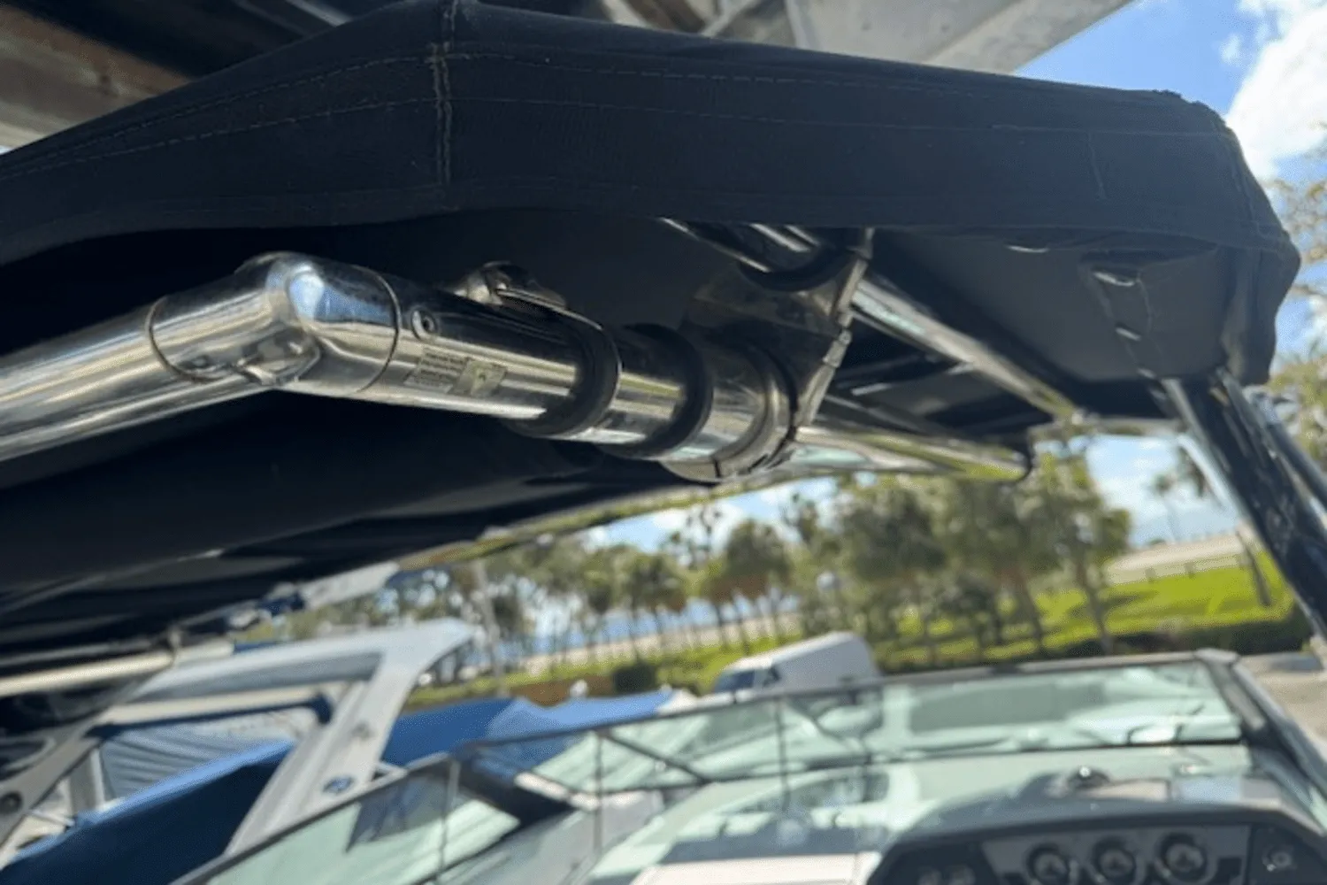 2019 Cruisers Yachts 338 GLS OB Image Thumbnail #23