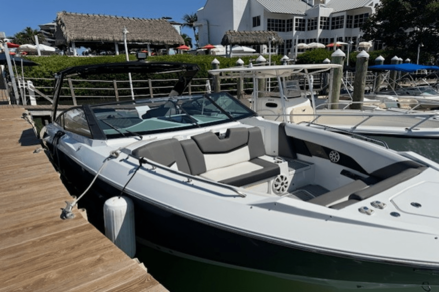 2019 Cruisers Yachts 338 GLS OB Image Thumbnail #9