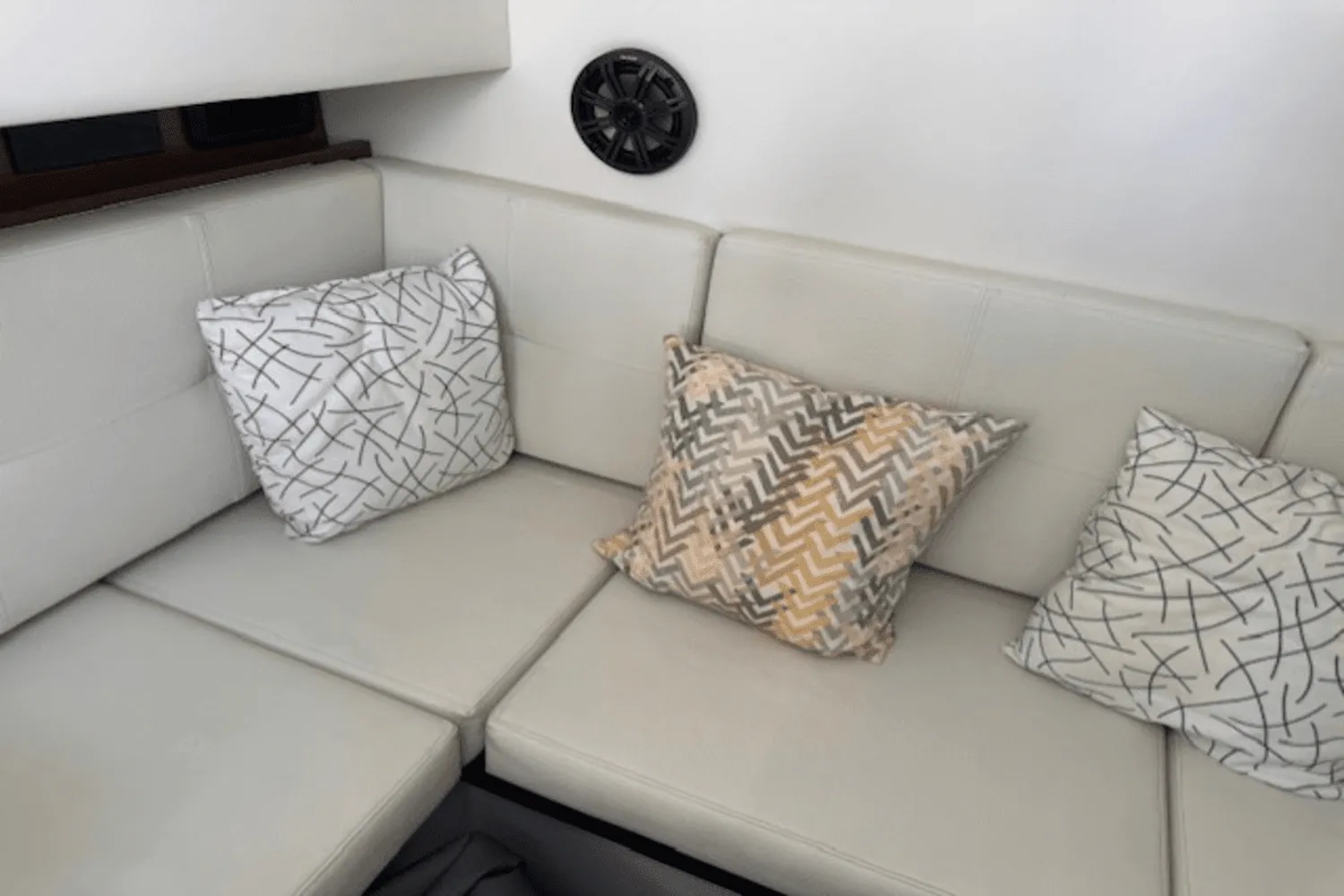 2019 Cruisers Yachts 338 GLS OB Image Thumbnail #43