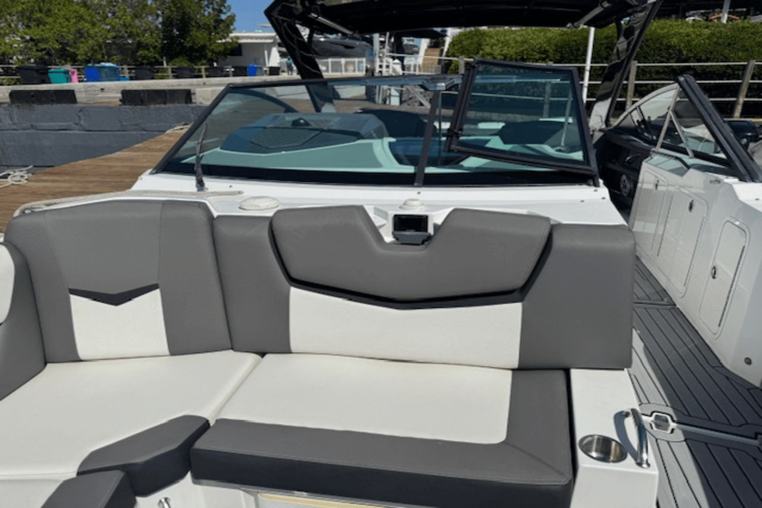 2019 Cruisers Yachts 338 GLS OB Image Thumbnail #8