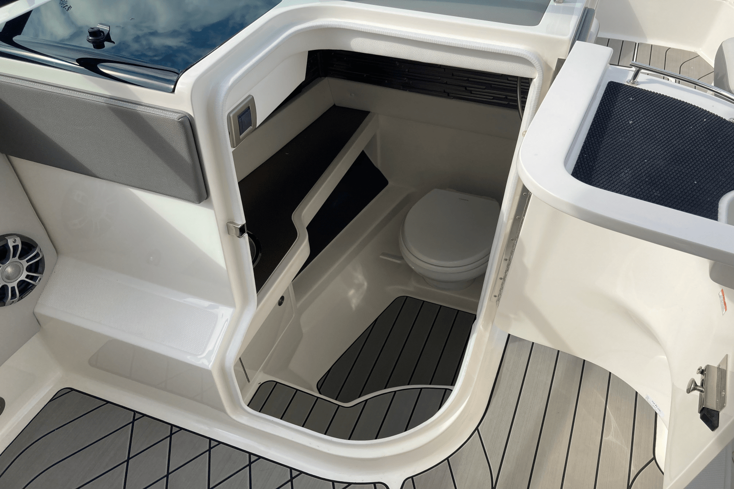 2026 Sea Ray SLX 310 Image Thumbnail #25