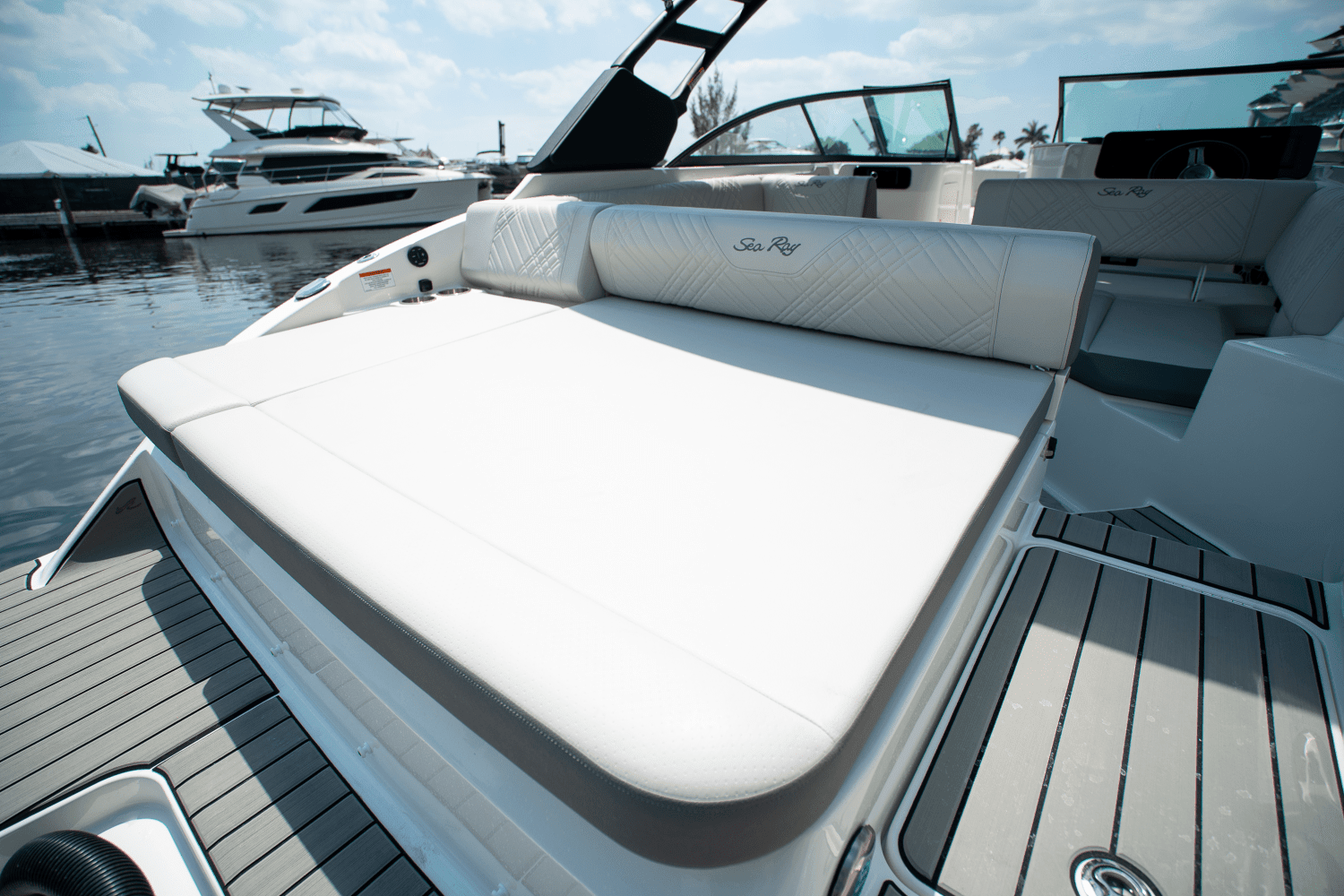 2025 Sea Ray SDX 250 Outboard Image Thumbnail #5