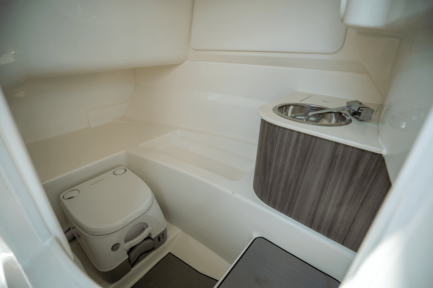 2025 Sea Ray SDX 250 Outboard Image Thumbnail #18