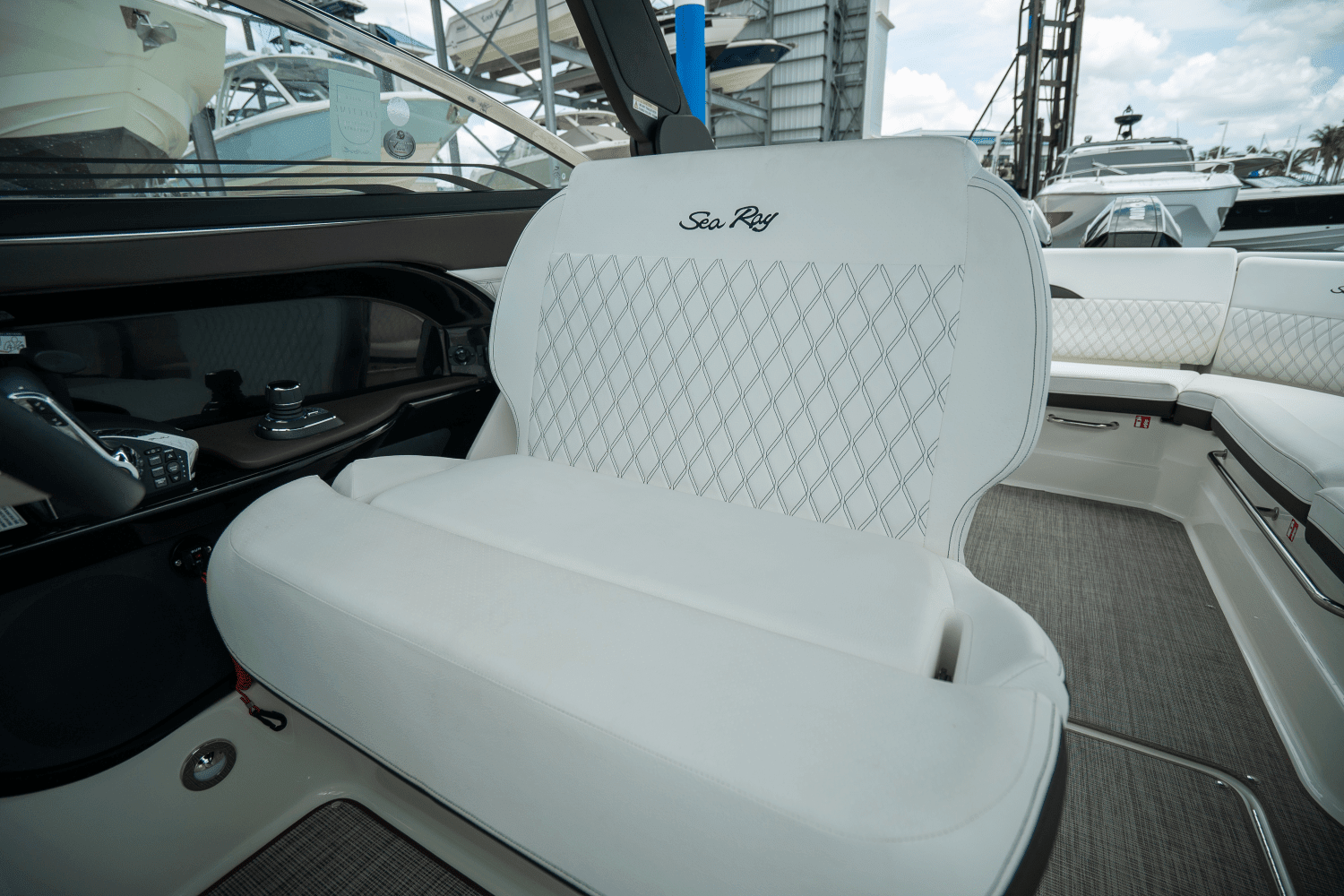 2025 Sea Ray SLX 280 Image Thumbnail #12