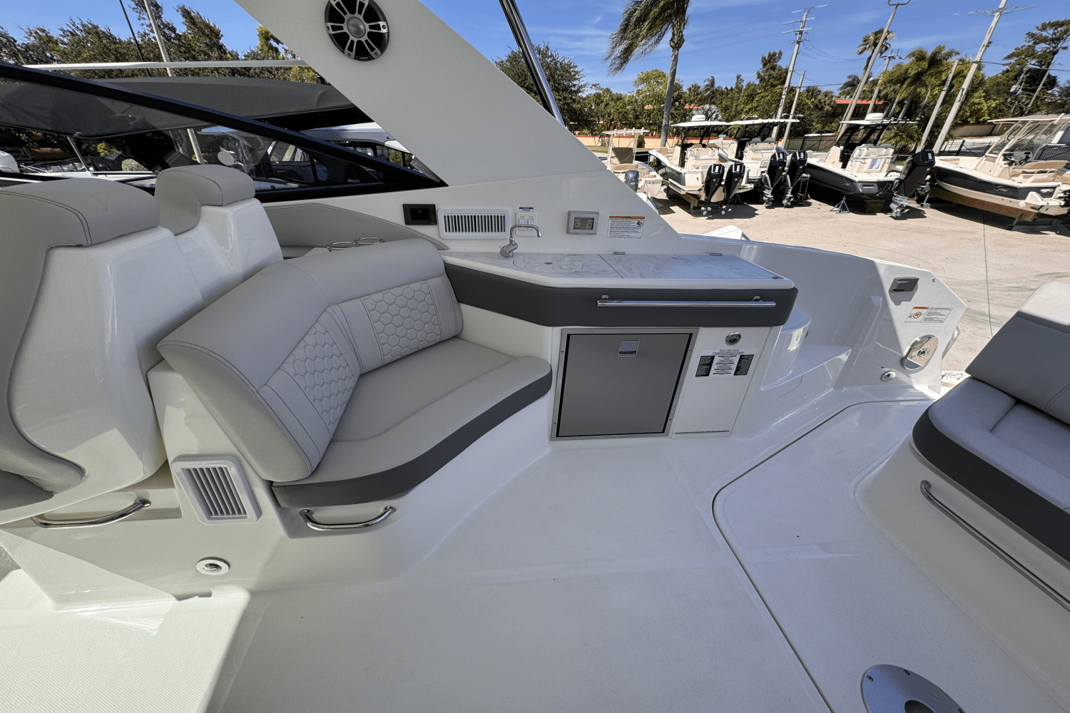 2025 Sea Ray Sundancer 320 Outboard Image Thumbnail #7