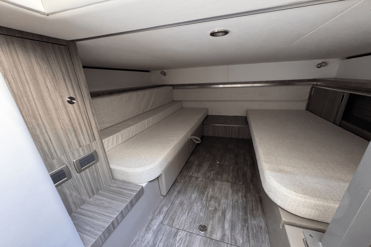 2025 Sea Ray Sundancer 320 Outboard Image Thumbnail #31