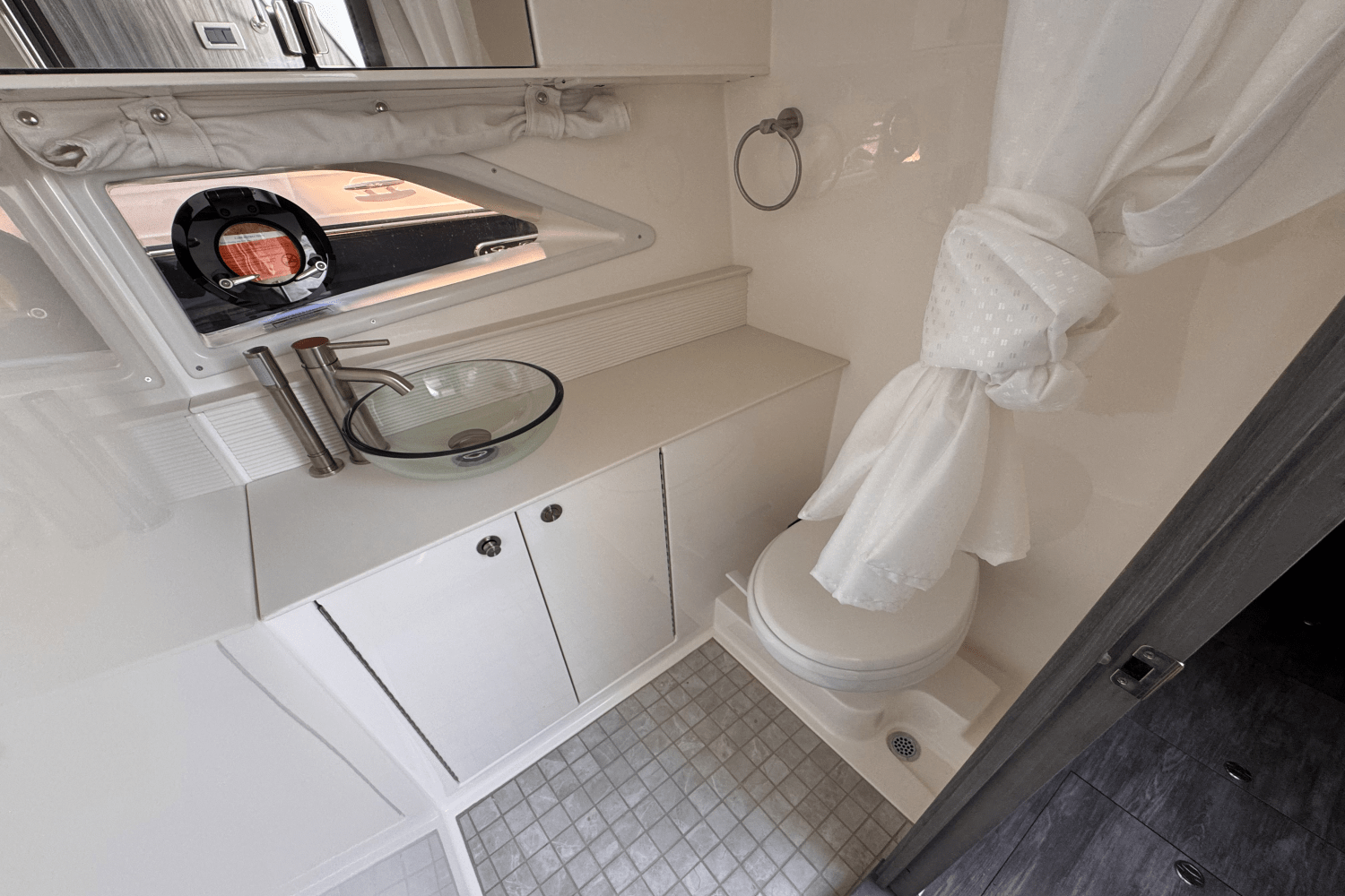 2025 Sea Ray Sundancer 320 Outboard Image Thumbnail #29