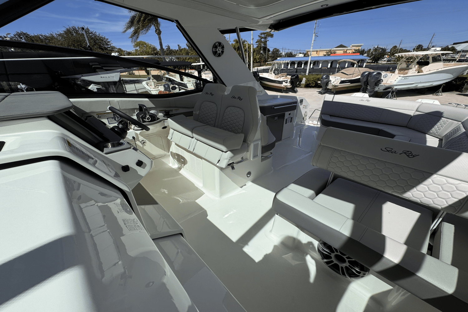 2025 Sea Ray Sundancer 320 Outboard Image Thumbnail #12