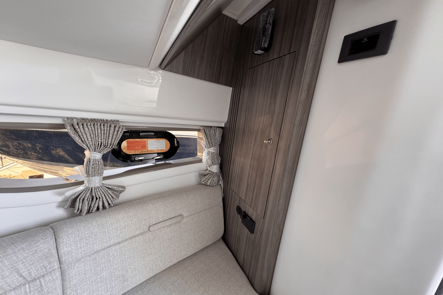 2025 Sea Ray Sundancer 320 Outboard Image Thumbnail #27