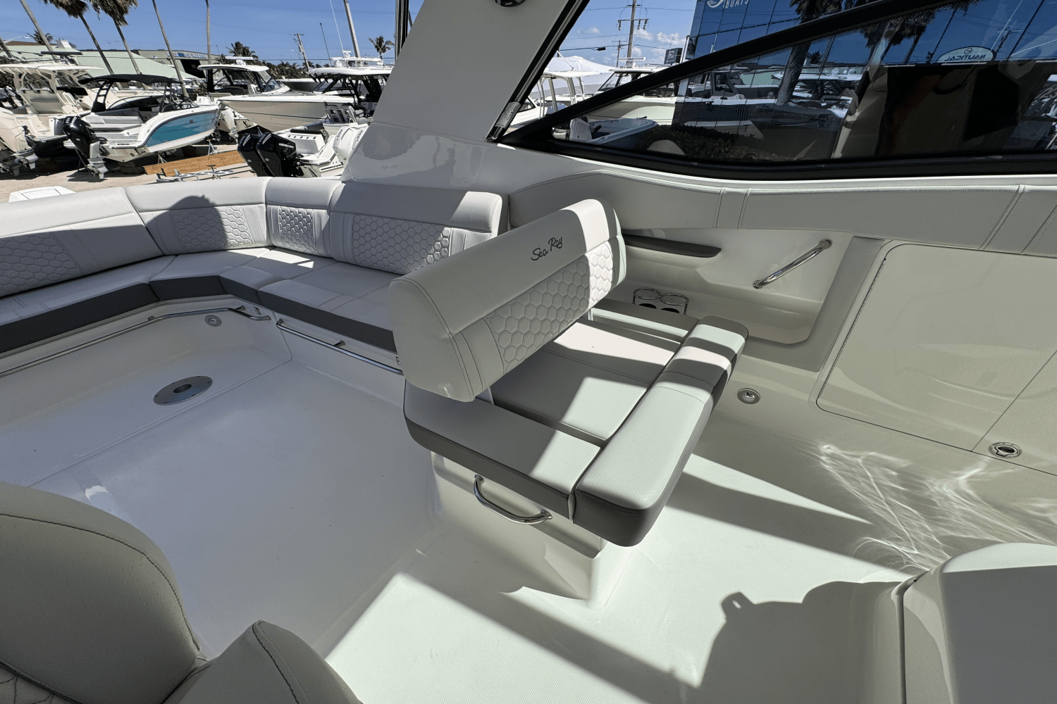 2025 Sea Ray Sundancer 320 Outboard Image Thumbnail #10