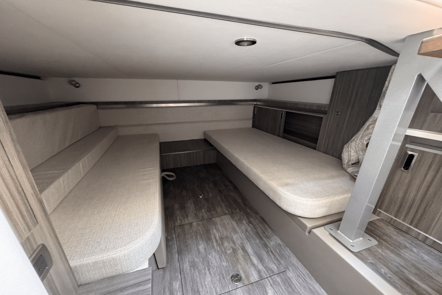 2025 Sea Ray Sundancer 320 Outboard Image Thumbnail #32