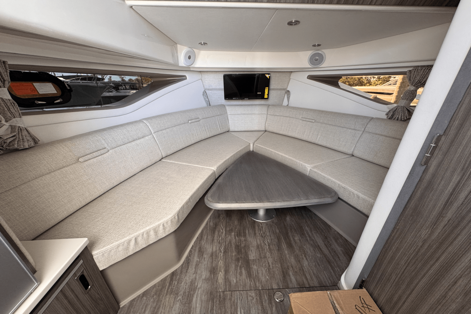 2025 Sea Ray Sundancer 320 Outboard Image Thumbnail #26