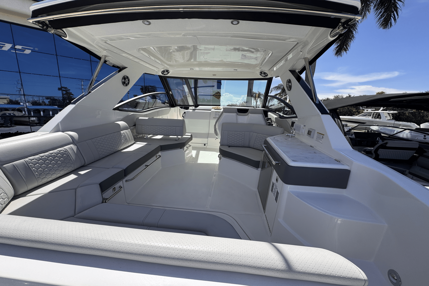 2025 Sea Ray Sundancer 320 Outboard Image Thumbnail #5